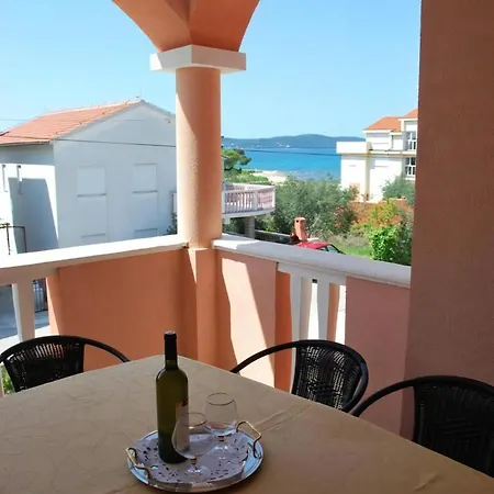Apartment Fuer Fuenf Personen Mit Balkon Sukosan