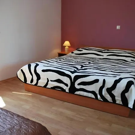 Fuer Fuenf Personen Mit Balkon *