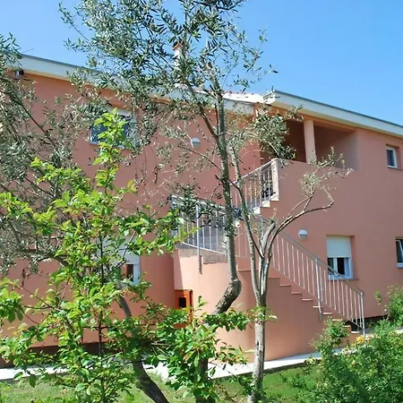 Apartment Fuer Fuenf Personen Mit Balkon